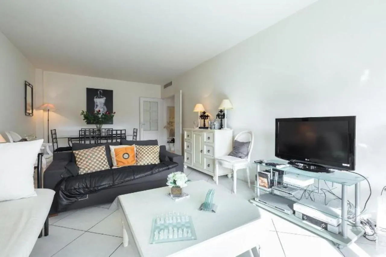 Cannes Centre 2Mins From Beach Stunning 3-Bed Apt 0*,